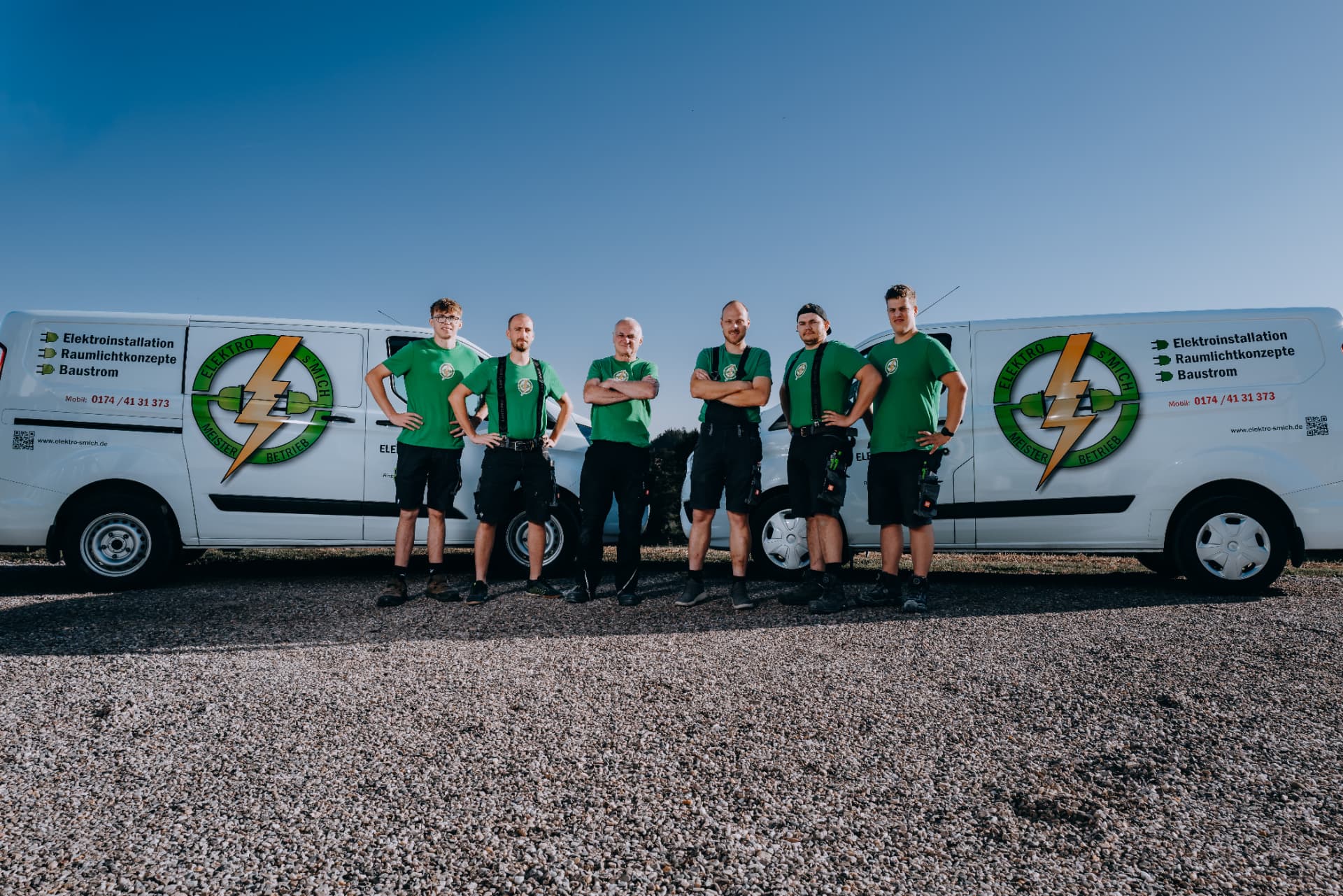 Das Team von Elektro-s'Mich vor den Firmenfahrzeugen in Baierbach